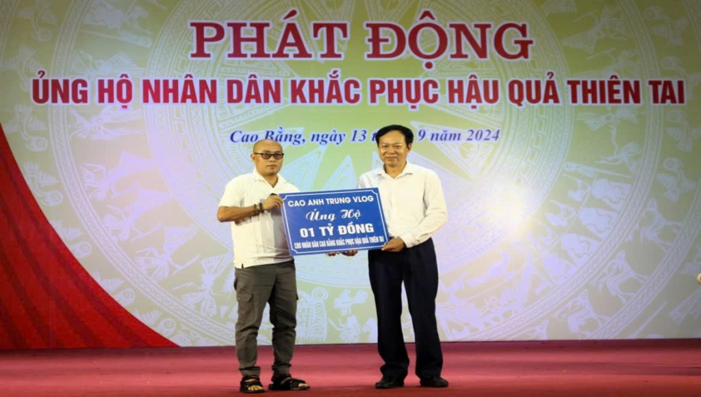 Lãnh đạo Ủy ban Mặt trận Tổ quốc tỉnh tiếp nhận ủng hộ của Cao Anh Trung