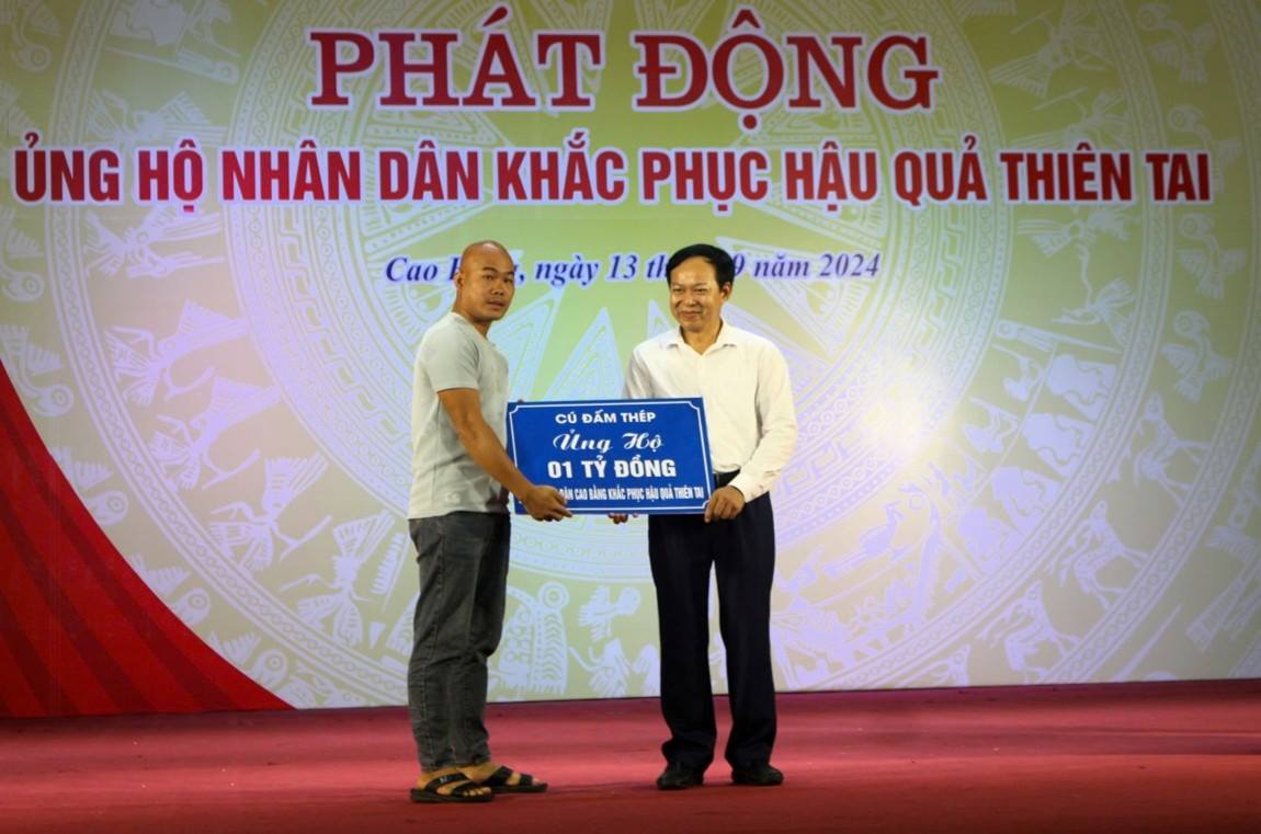 Lãnh đạo Ủy ban Mặt trận Tổ quốc tỉnh tiếp nhận ủng hộ của kênh Cú Đấm Thép