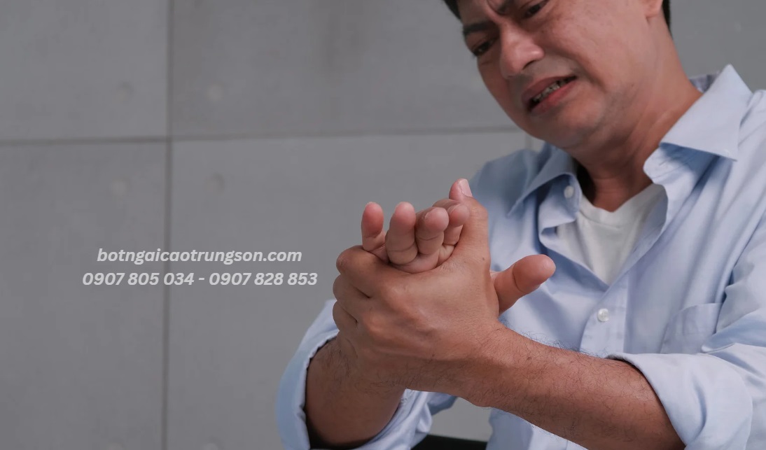 Tê bì chân tay ở người lớn tuổi