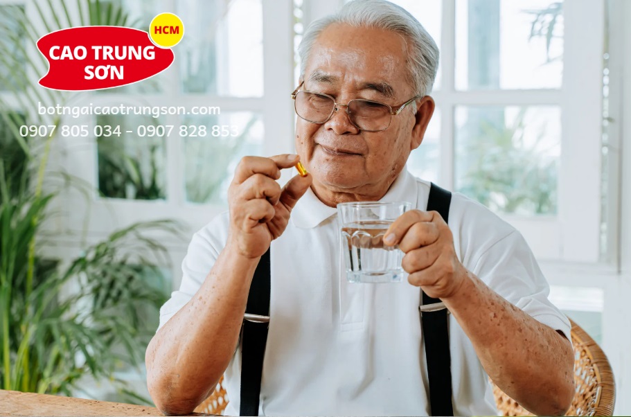 Người lớn tuổi dùng Viên Ngải Đen ( Ảnh Minh Họa)